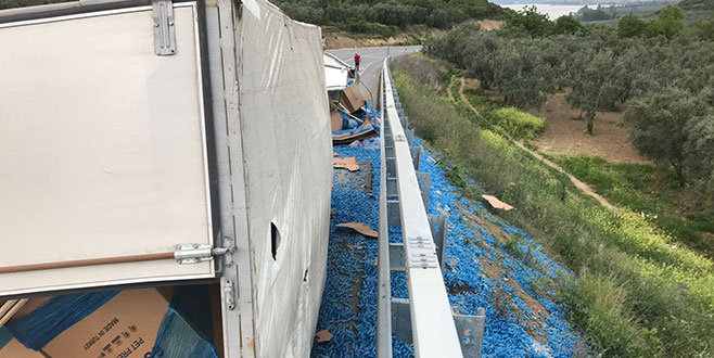 Bursa’da TIR devrildi: 1 yaralı