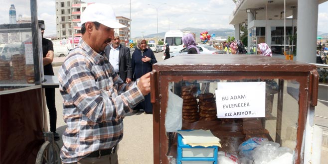 Ekmek teknesine yazdığı yazıyı görenler şaşkına dönüyor