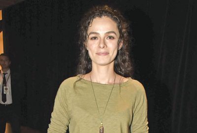 Özge’den ilginç oyun