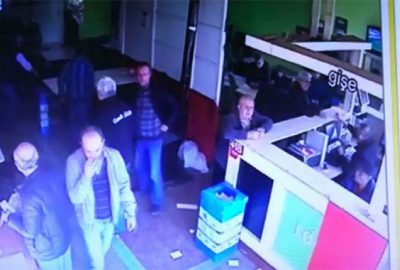 Sara nöbeti geçiren adama yardım bahanesiyle yaklaşıp, parasını çaldı