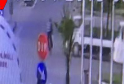 Kırmızı ışıkta geçen bisikletliye kamyonet çarptı