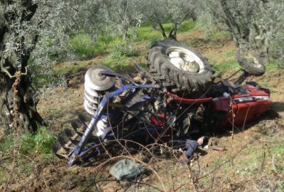 Traktör devrildi canından oldu!