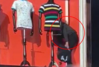 Ünlü oyuncuyu ‘Camlarda film var’ diyerek vitrinde soyundurdular