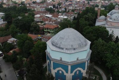 Adını seramiklerinin renginden alan külliye