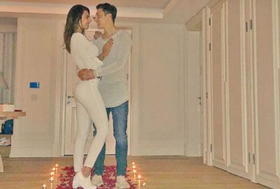 Yollarına gül döktü