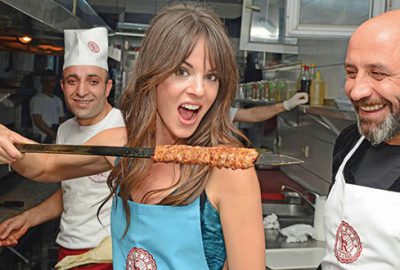 Sarah Butler’dan kebap şov