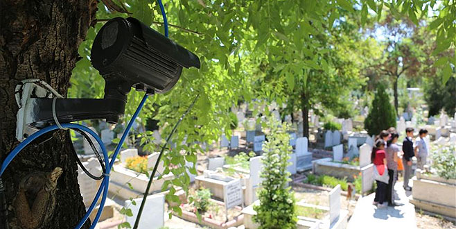 ‘Mezarlıkta ağlayan kız’ gizemi böyle çözülecek