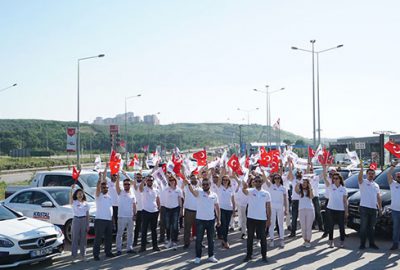 100 araçlık konvoyla gövde gösterisi