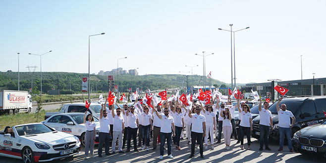 100 araçlık konvoyla gövde gösterisi