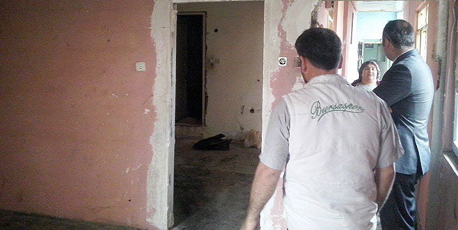 İhtiyaç sahibi ailenin evini tamir ettiler İhtiyaç sahibi ailenin evini tamir ettiler