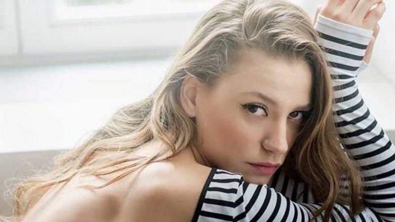 Serenay Sarıkaya’nın Önce Çocuk Sergisi’ne bağışladığı beyaz elbisesini, adının açıklanmasını