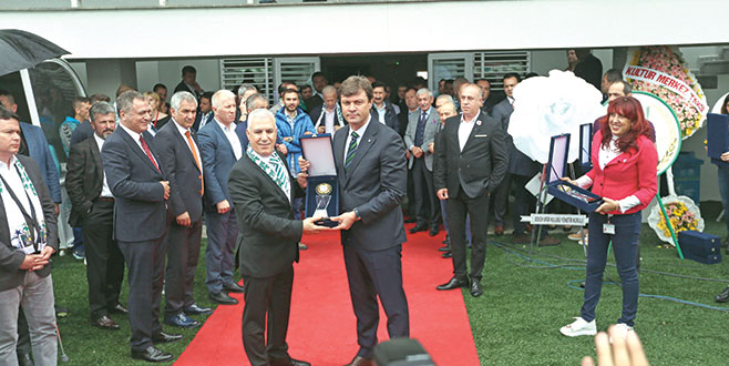 Herkes şapkasını önüne koymalı