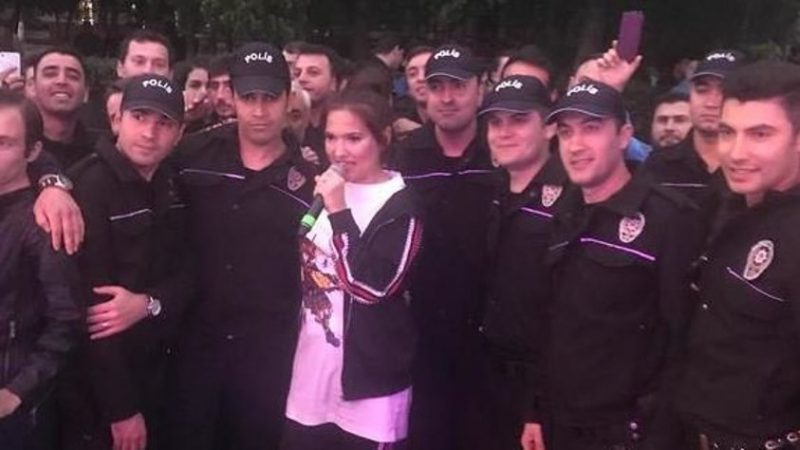 Demet Akalın Çevik Kuvvet'e moral vermek için, polisleri sahneye aldı.