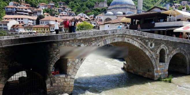 Prizren’in simgesi tarihi Taşköprü yakıldı