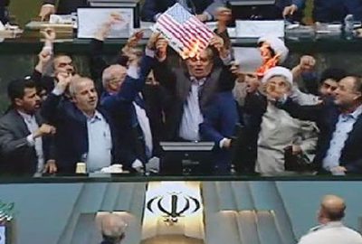 İran meclisinde ABD bayrağı ateşe verildi