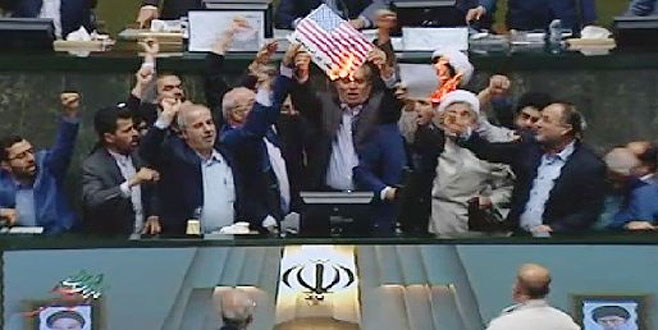 İran meclisinde ABD bayrağı ateşe verildi İran meclisinde ABD bayrağı ateşe verildi