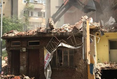 Tehlike yaratan bina yıkımı sürüyor