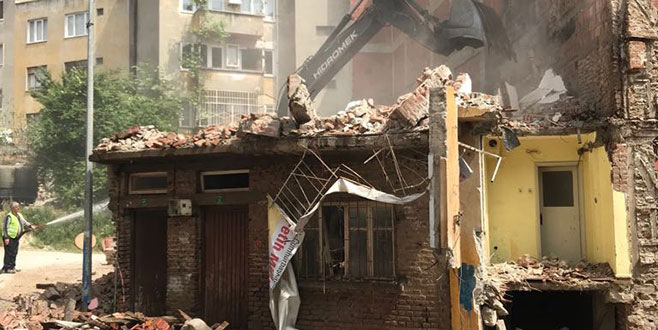 Tehlike yaratan bina yıkımı sürüyor