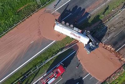 Çikolata yüklü TIR devrildi