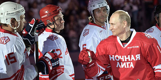 Putin buz pistinde şov yaptı!