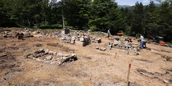 Bosna’nın ‘en eski Müslüman mezarlığı’ gün yüzüne çıkarılıyor Bosna’nın ‘en eski Müslüman mezarlığı’ gün yüzüne çıkarılıyor
