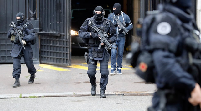 Paris’te bıçaklı saldırı: 2 ölü, 3 yaralı