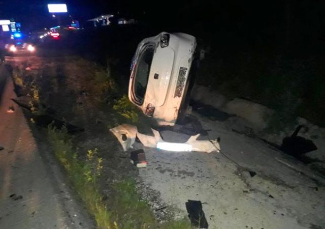 Çorum'da otomobil, aniden karşısına çıkan eşeğe çarpıp su kanalına devrilince