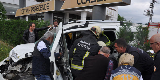Yayaya çarpmamak için direksiyonu kırdı, aracıyla tarlaya uçtu