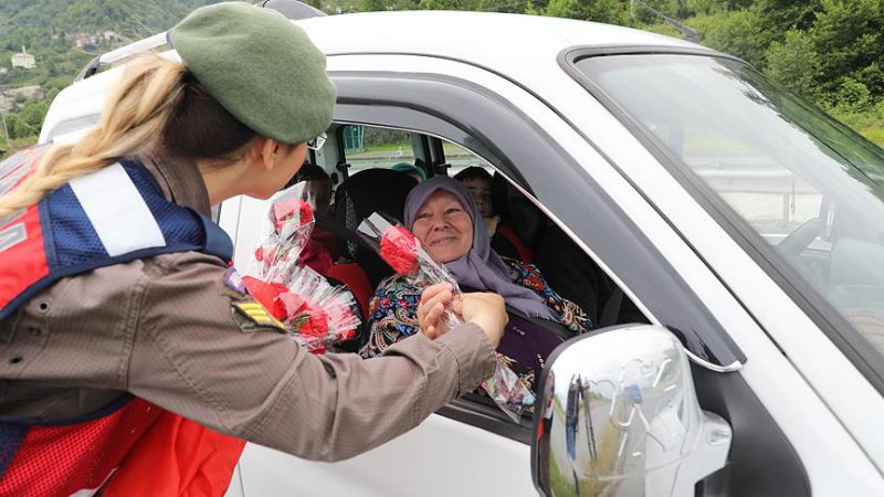 Rize İl Jandarma Komutanlığı ekipleri, "Anneler Günü" dolayısıyla sorumluluk alanlarındaki