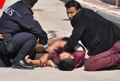 Eski eşinin sevgilisini sokak ortasında bıçakladı