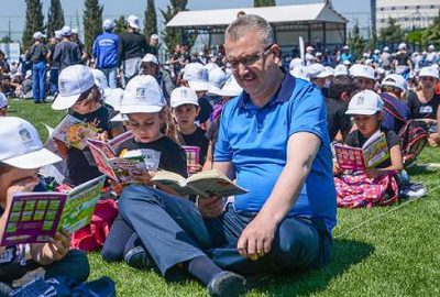 Binlerce öğrenci stadyumda aynı anda kitap okudu
