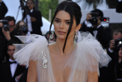 İçini gösteren kıyafetle törene damga vurdu