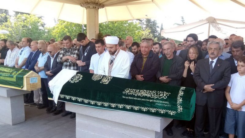 Usta oyuncu Nebahat Çehre’nin annesi Fethiye Müzeyyen Nar, düzenlenen cenaze