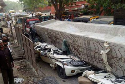 Hindistan’da üst geçit çöktü