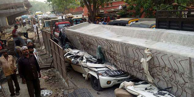 Hindistan’da üst geçit çöktü