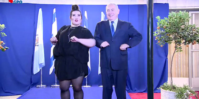 Katliamının ardından tavuk dansı