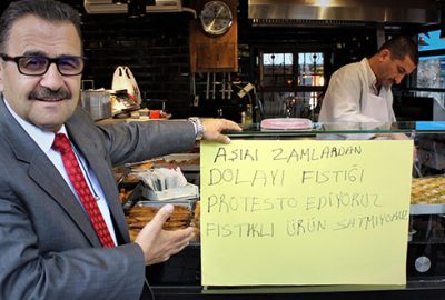 Cama yazı asarak protesto başlattı