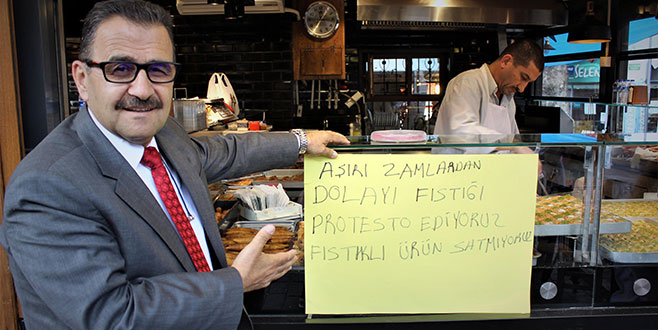 Cama yazı asarak protesto başlattı