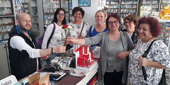 Kadınlardan eczacılara kutlama