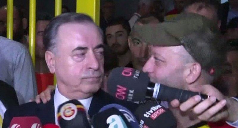 Göztepe taraftarı olan Ünlü oyuncu Rıza Kocaoğlu, Galatasaray Başkanı Mustafa