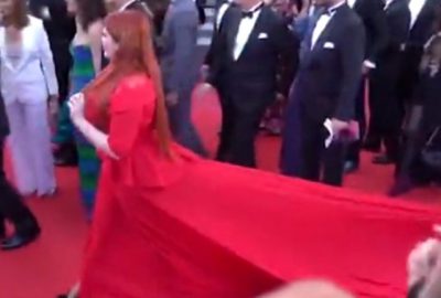 Eteğine basılınca kırmızı halıda iç çamaşırı ile kaldı