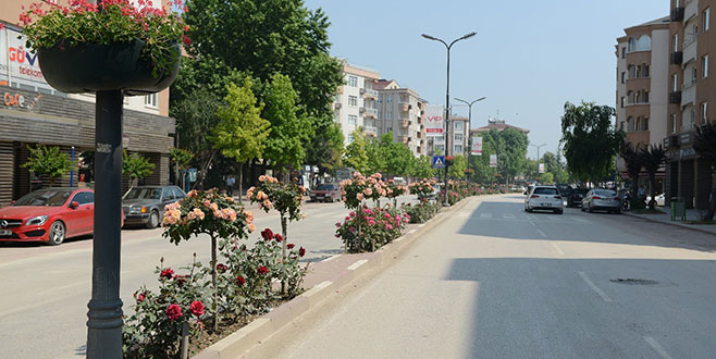 İnegöl caddeleri çiçek açıyor