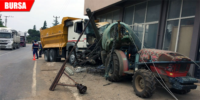 Hızını alamayan kamyon elektrik direğini devirdi