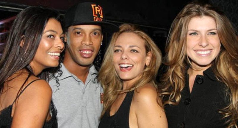 Dünyaca ünlü futbolcu Ronaldinho'nun aynı anda iki kadınla evleneceği haberi