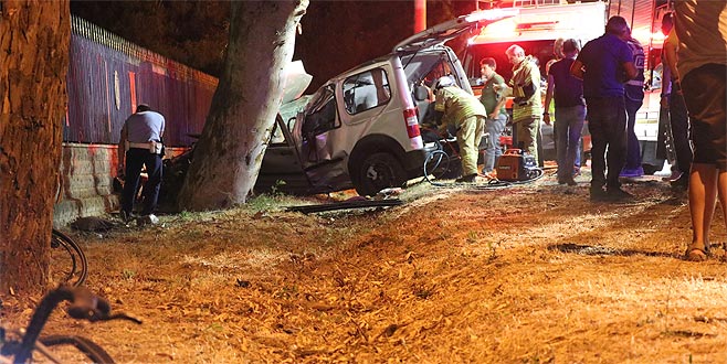Hafif ticari araç önce bisikletlilere sonra ağaca çarptı