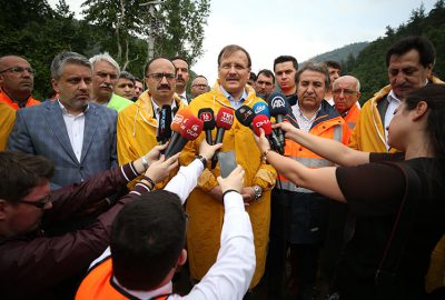 Başbakan Yardımcısı Hakan Çavuşoğlu sel ve heyelan bölgesinde