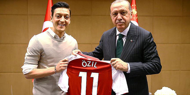 Almanya’da aşırı sağcı parti Mesut Özil’i hedef aldı