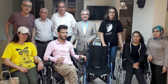 Karacabeyli öğrencilerden ‘mavi kapak’ kampanyası