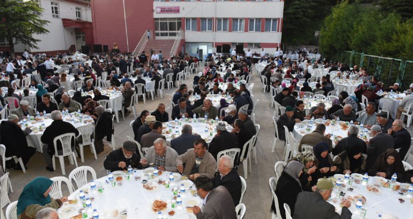 Keles’te Ramazan bereketi Büyükşehir Belediyesi ile Keles Belediyesi tarafından ortaklaşa düzenlenen iftar ve