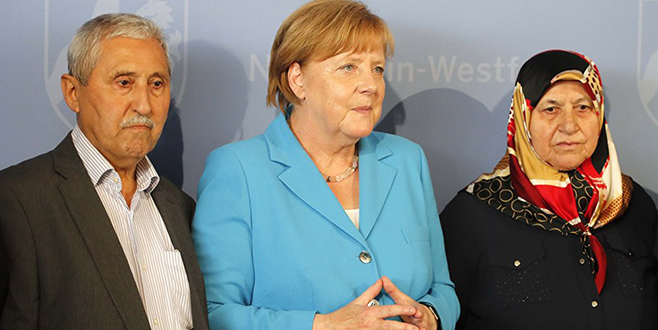 Merkel Solingen faciasının 25.yılında özür diledi Merkel Solingen faciasının 25.yılında özür diledi